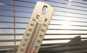 Thermometer mit Sonne und Schneekristall